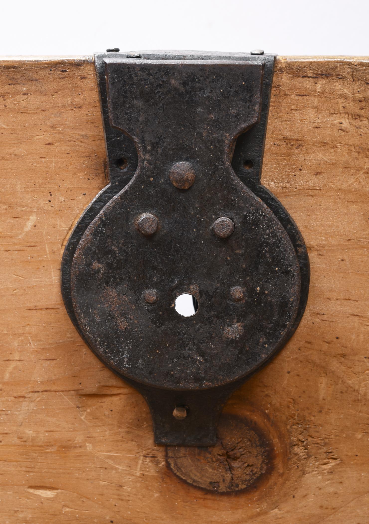 1955.0095.001 Chest, detail 6