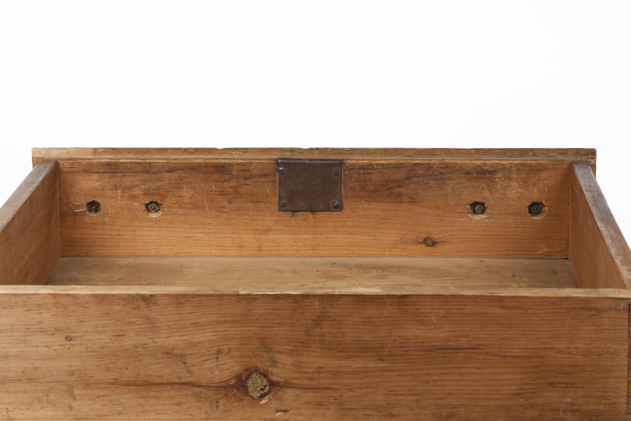 1955.0095.001 Chest, detail 9