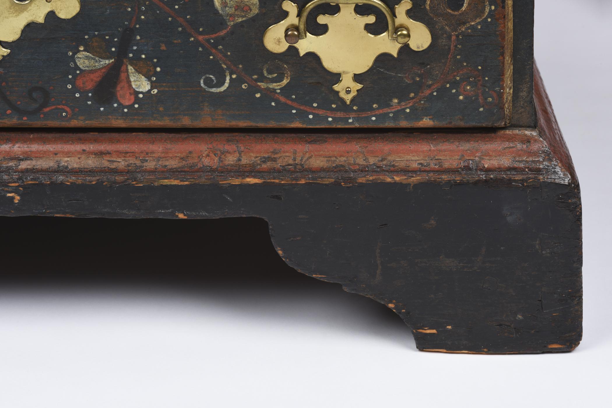 1955.0095.001 Chest, detail 12