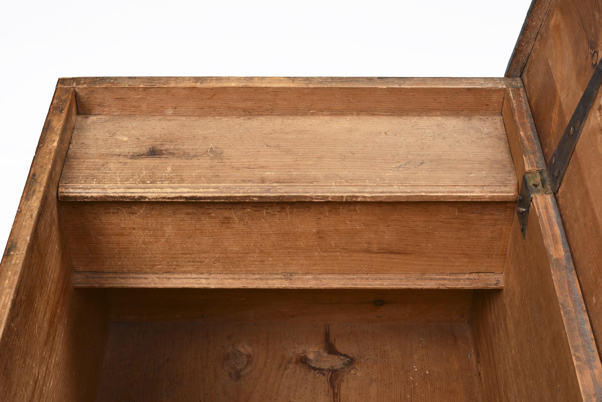 1955.0095.001 Chest, detail 1