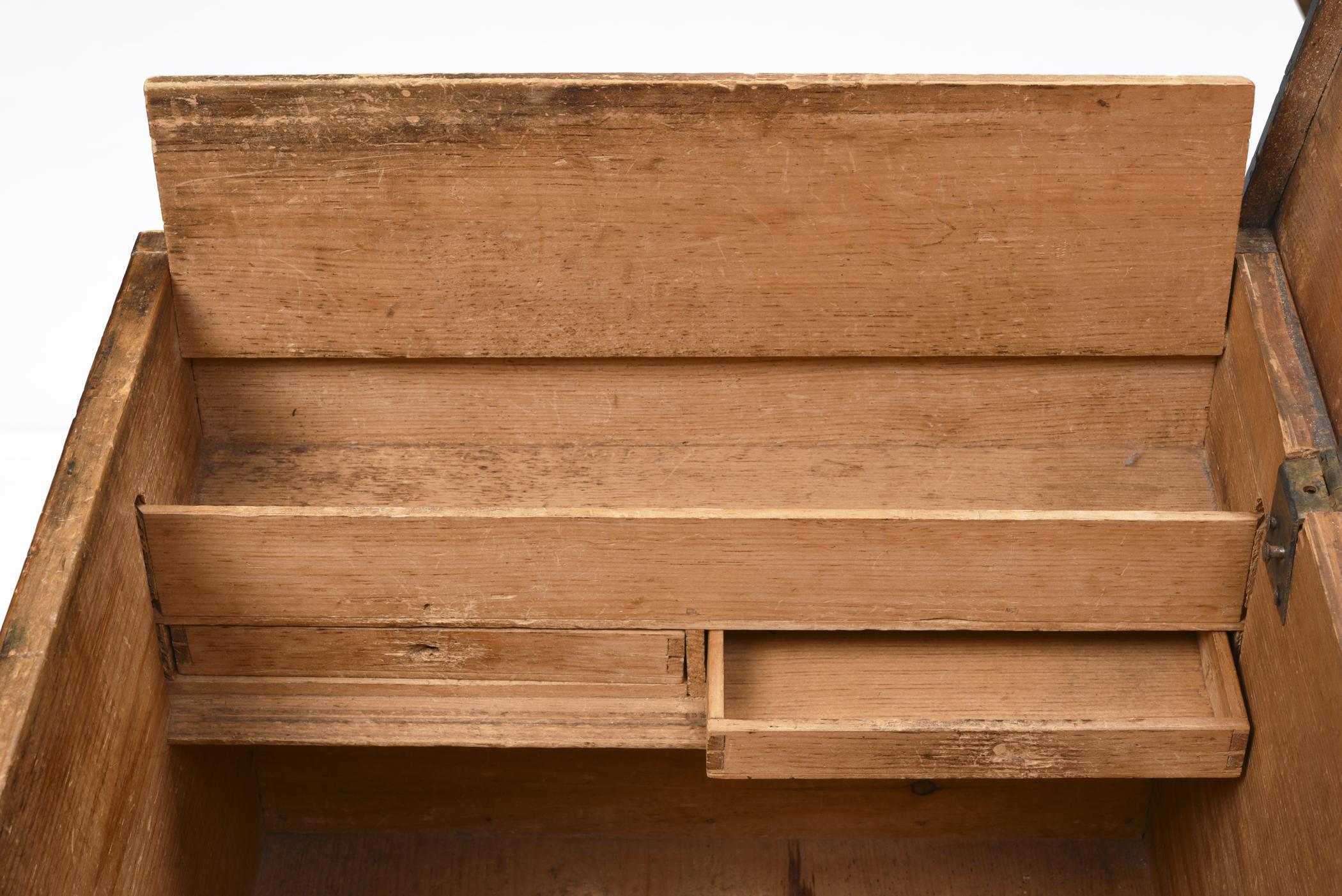 1955.0095.001 Chest, detail 4