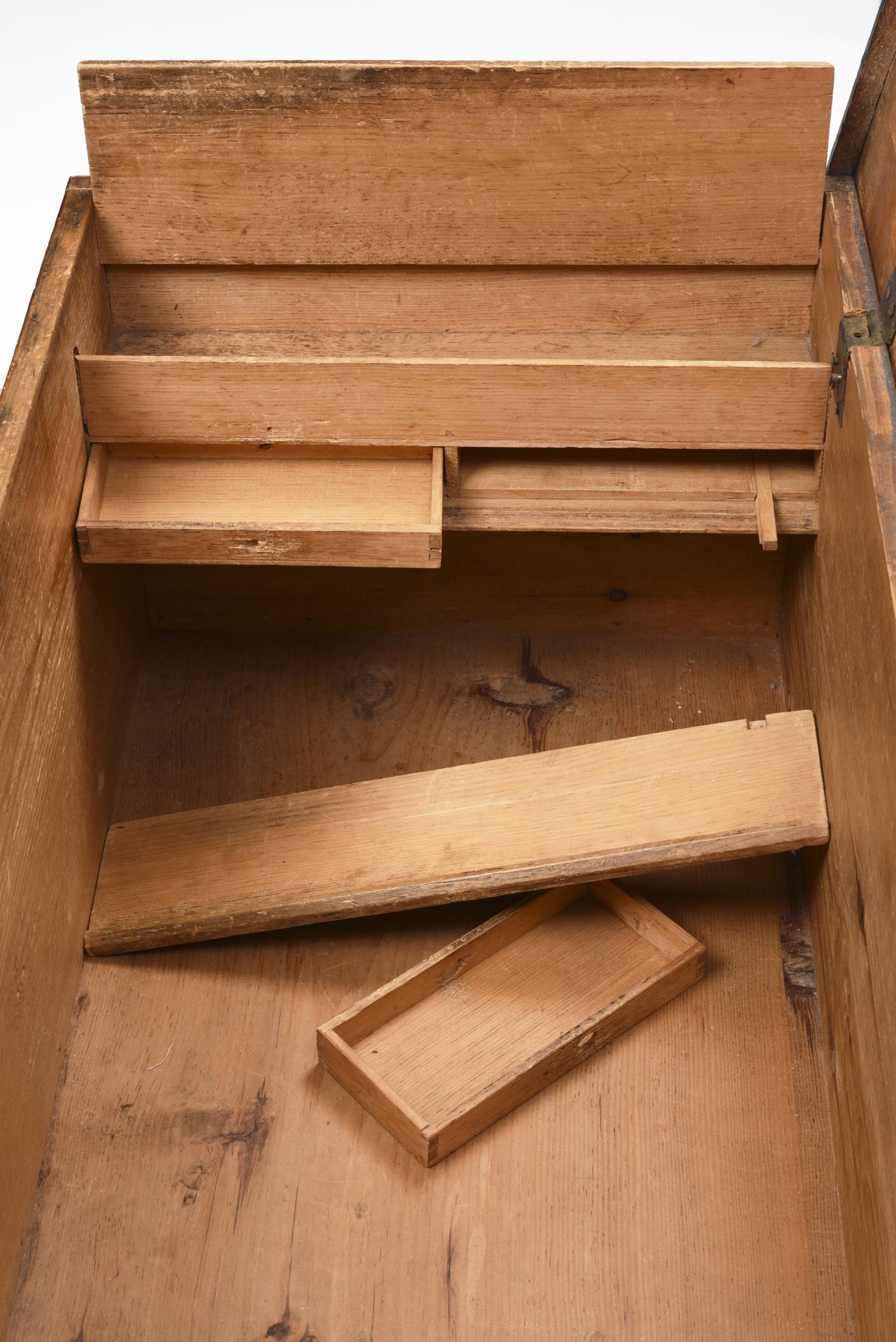 1955.0095.001 Chest, detail 2