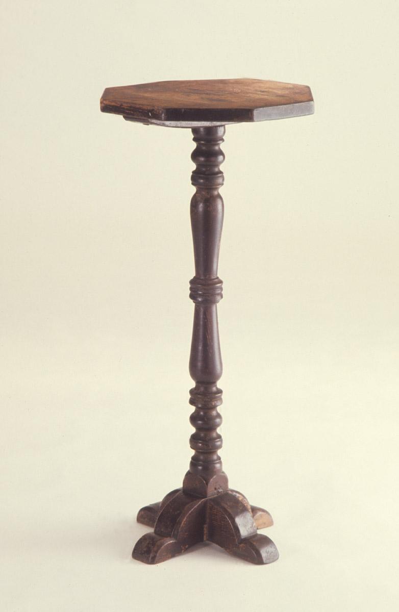 1955.0097.002 Candlestand