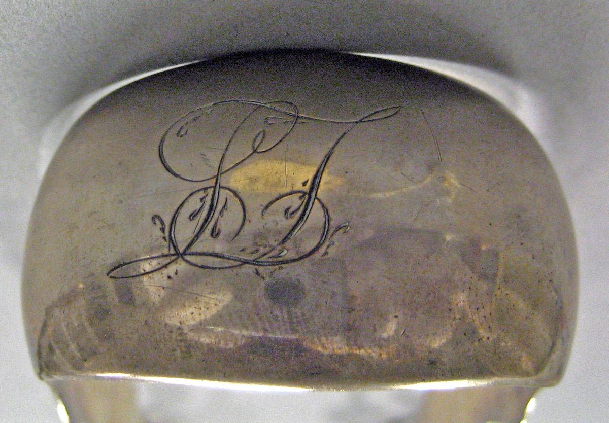 1962.0240.1618 Silver Tongs engraving