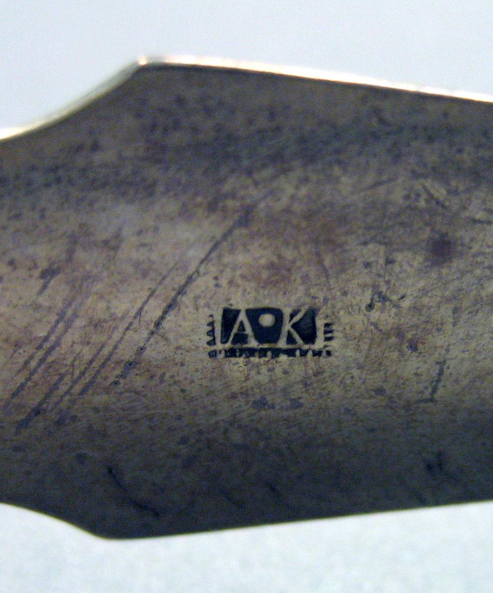 1962.0240.1647 Silver Tongs mark 1
