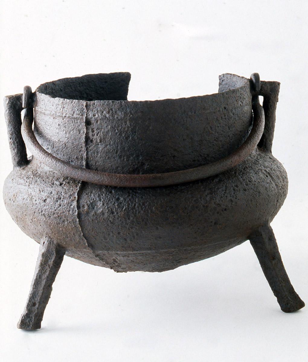 1955.0103.008 Pot, Cauldron (view 3)