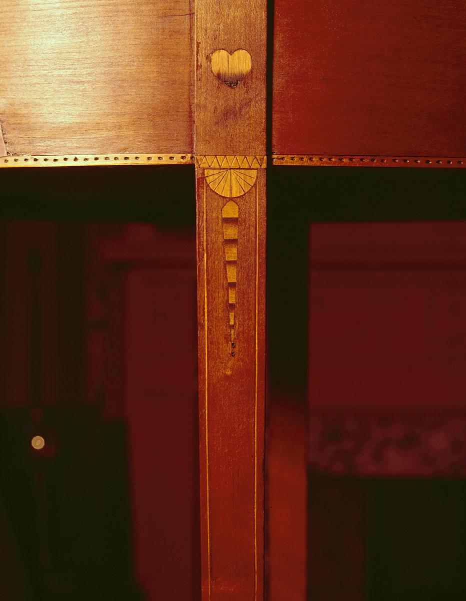 1955.0103.009 Table, detail inlay on table leg