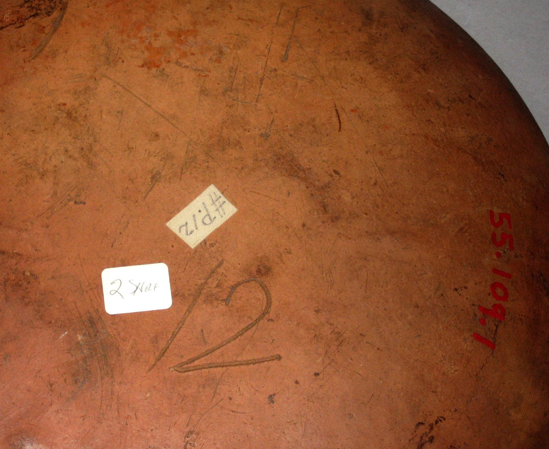 1955.0109.001 Sgraffito slipware dish (bottom-mark)