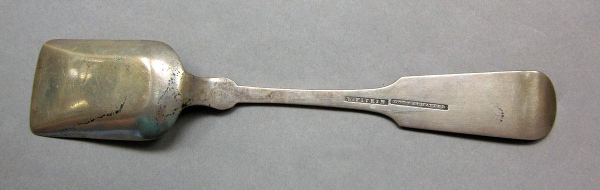 1962.0240.505 Silver sugar shovel underside