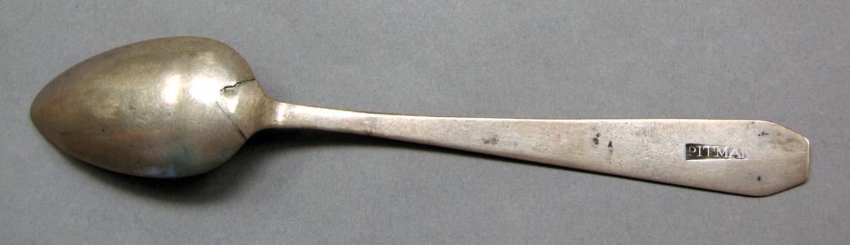 1962.0240.526 Silver spoon underside