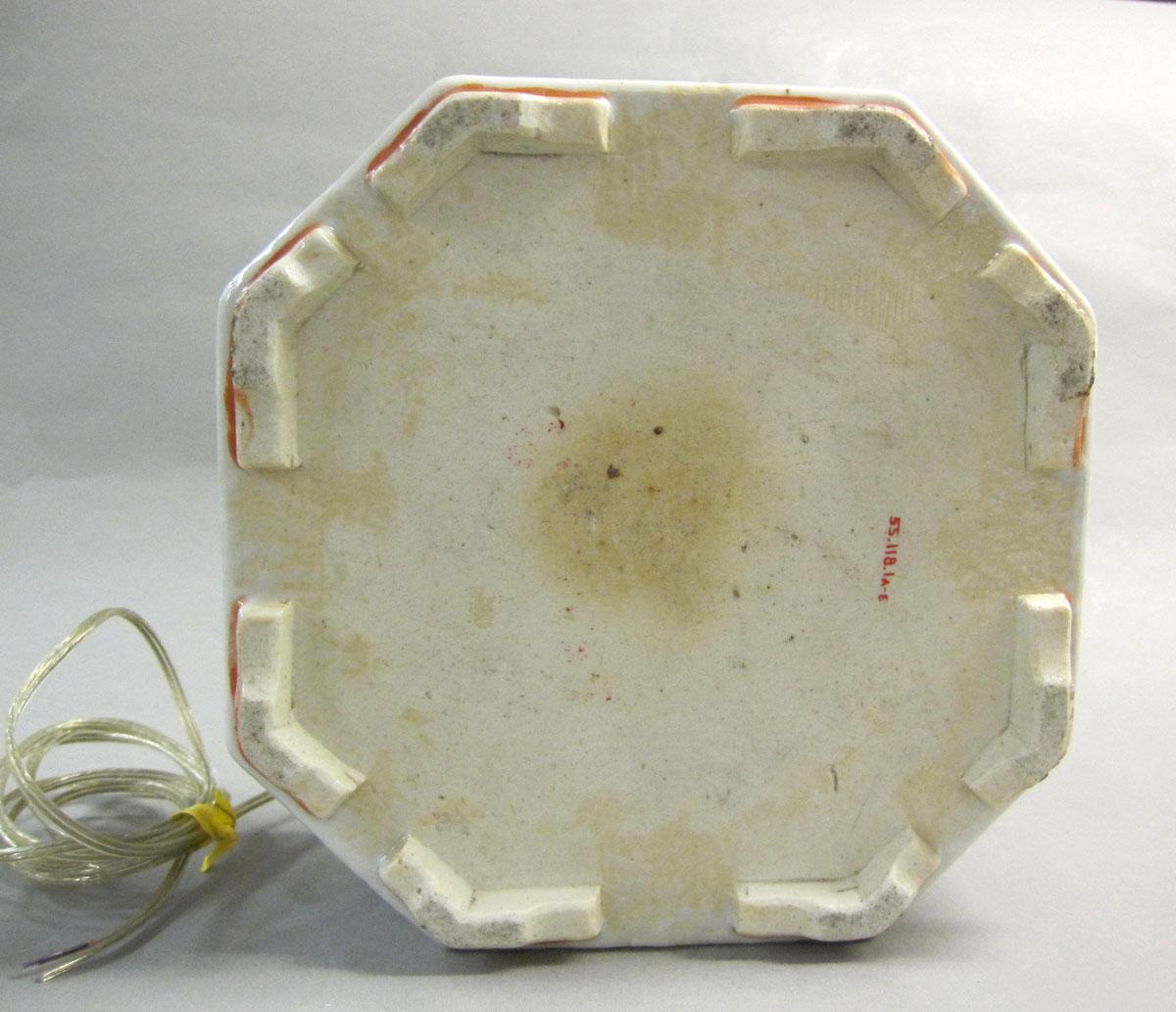 1955.0118.001 A Porcelain inkstand underside