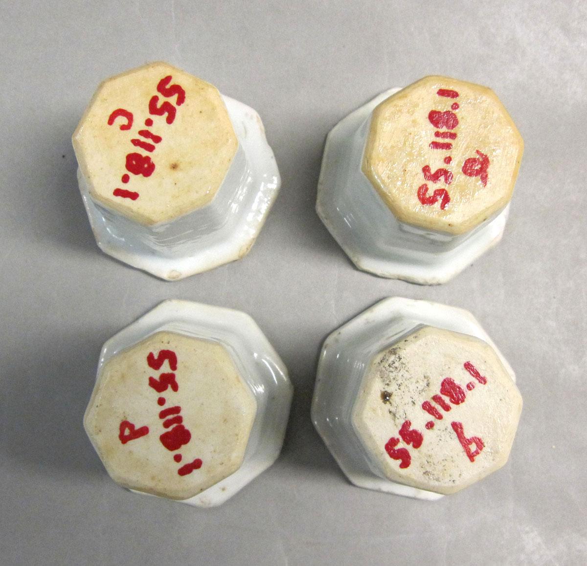 1955.0118.001 B-E Porcelain inkstand pots underside