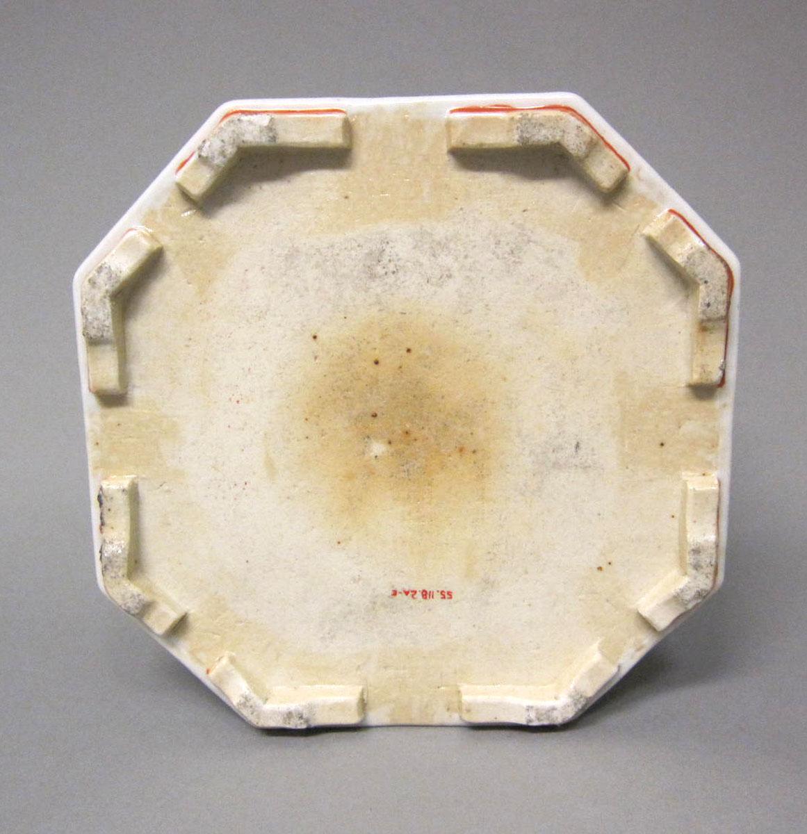 1955.0118.002 A Porcelain inkstand underside