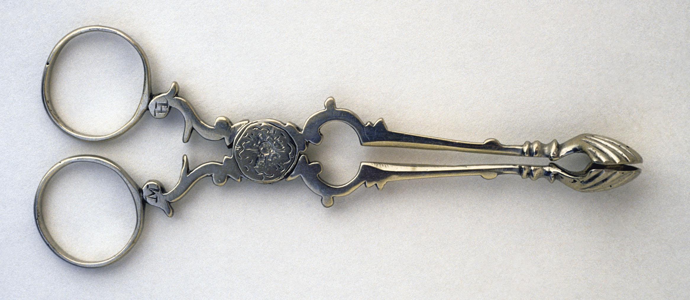1962.0240.780 Tongs, view 1