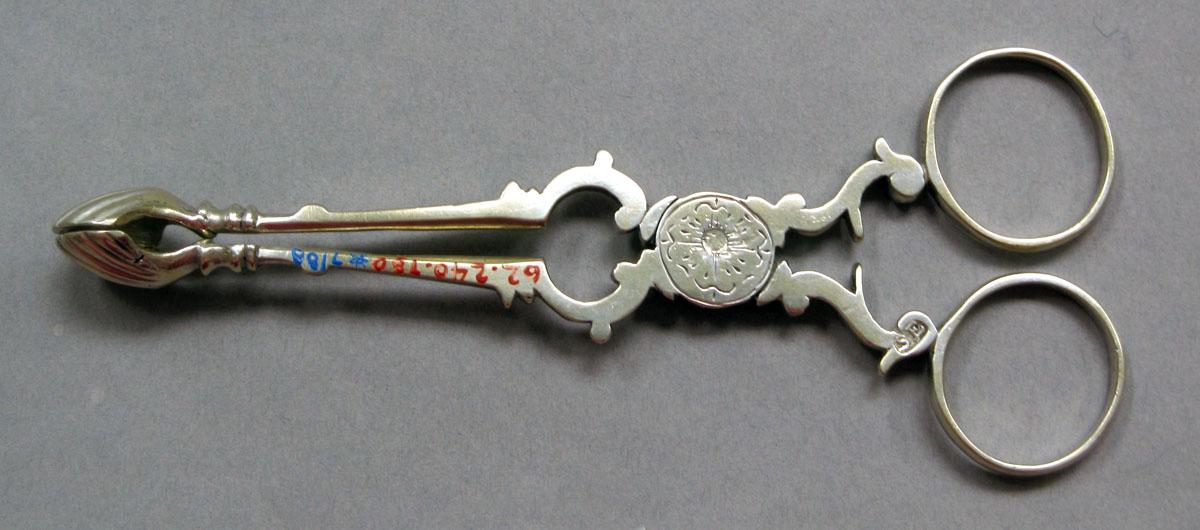 1962.0240.780 Tongs underside