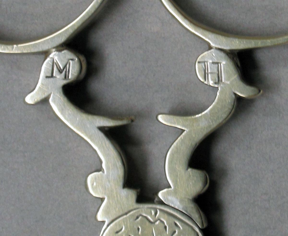 1962.0240.780 Tongs engraving