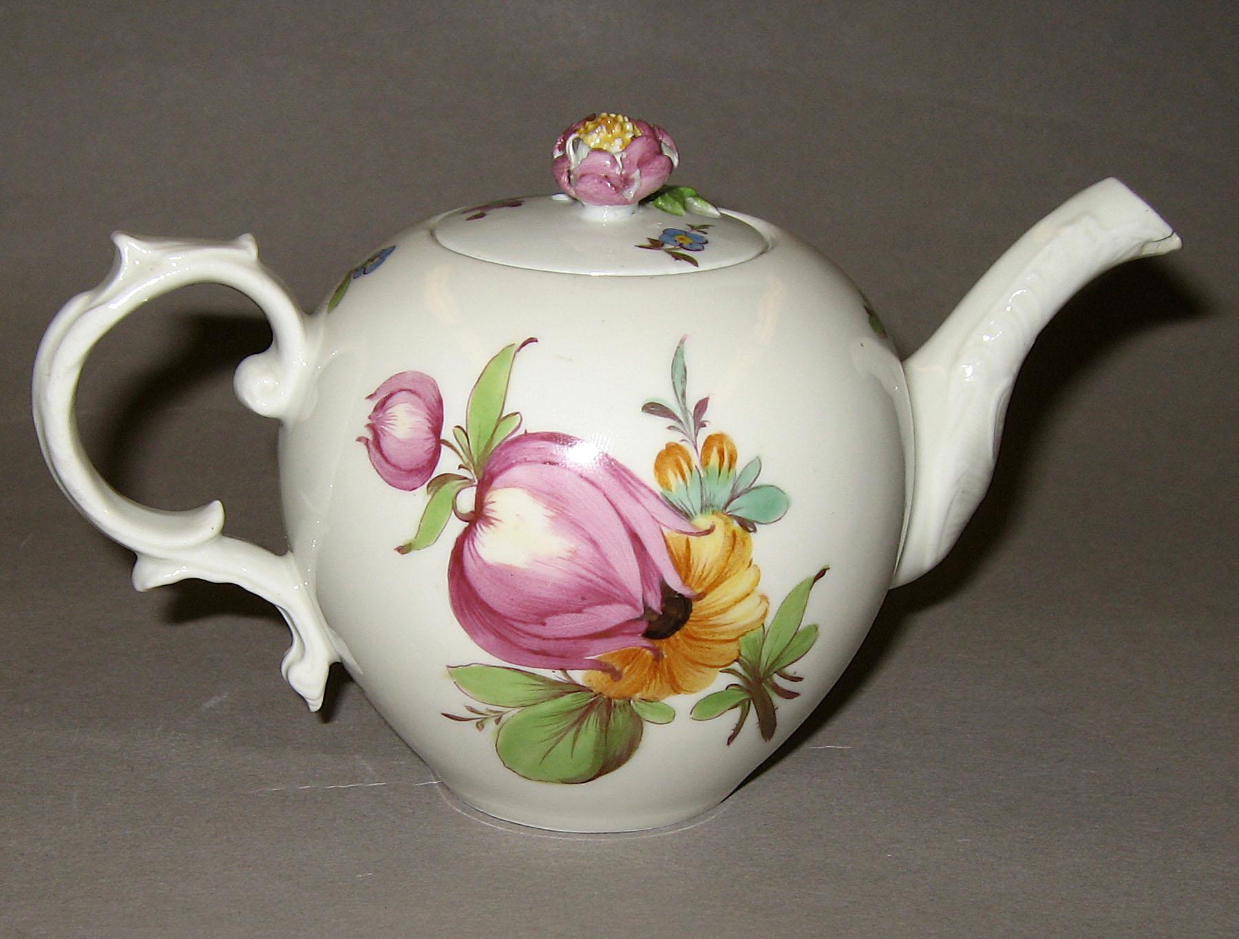 1955.0136.004 A, B Teapot (side 2)