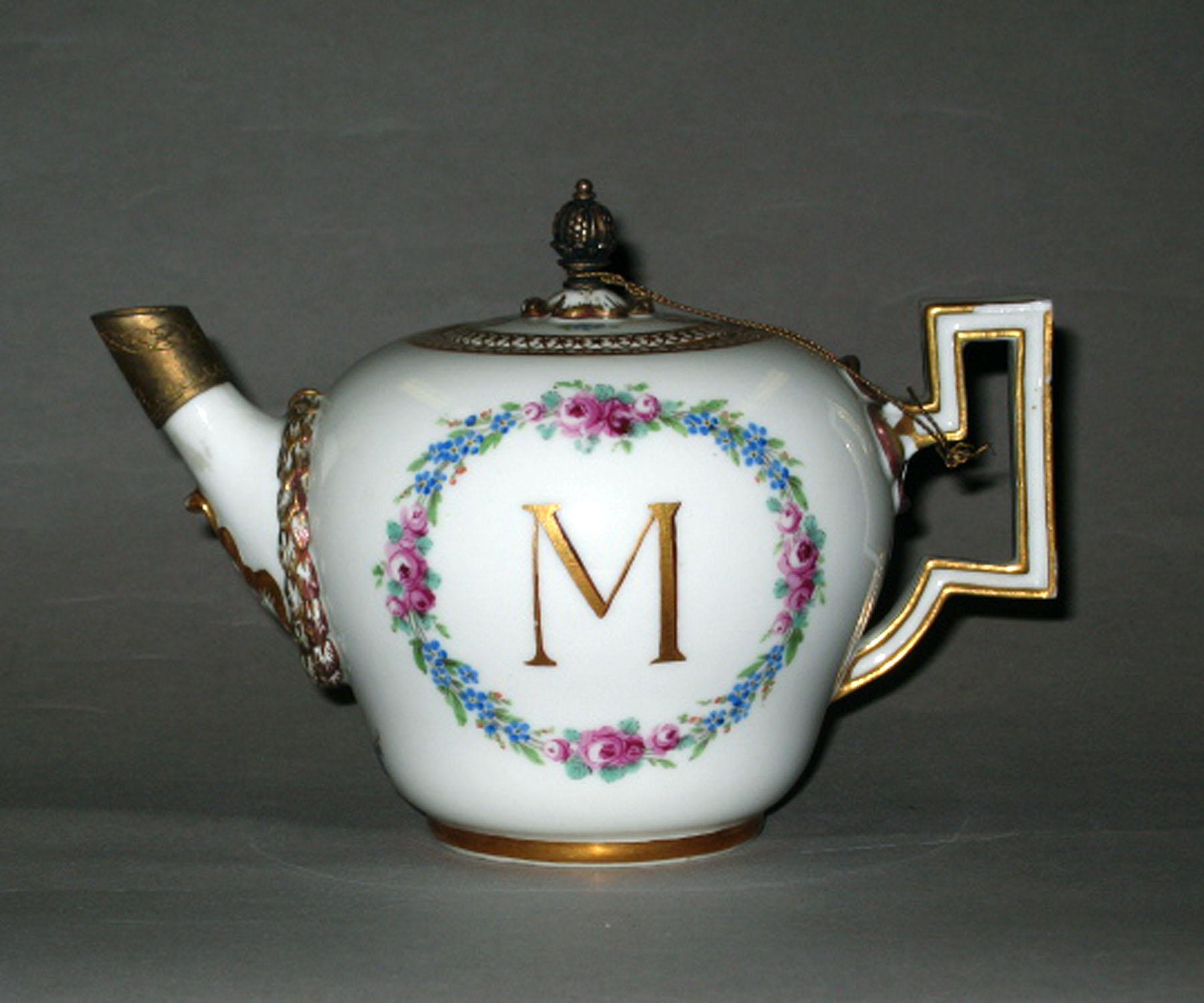 1955.0136.008 A, B Porcelain teapot