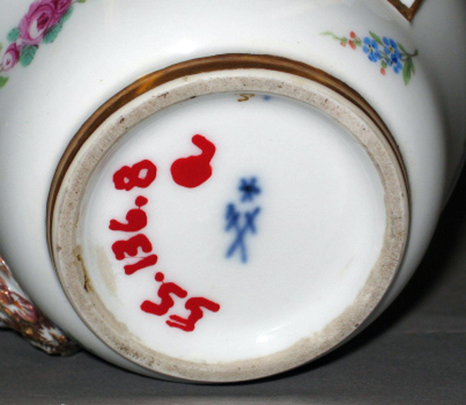 1955.0136.008 A Porcelain teapot (underside)