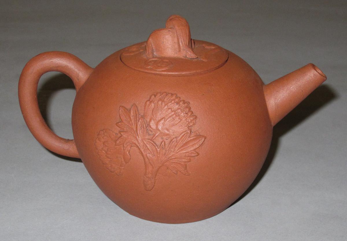 1955.0136.013 Teapot side 2