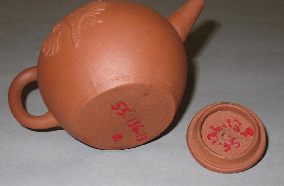 1955.0136.013 Teapot underside