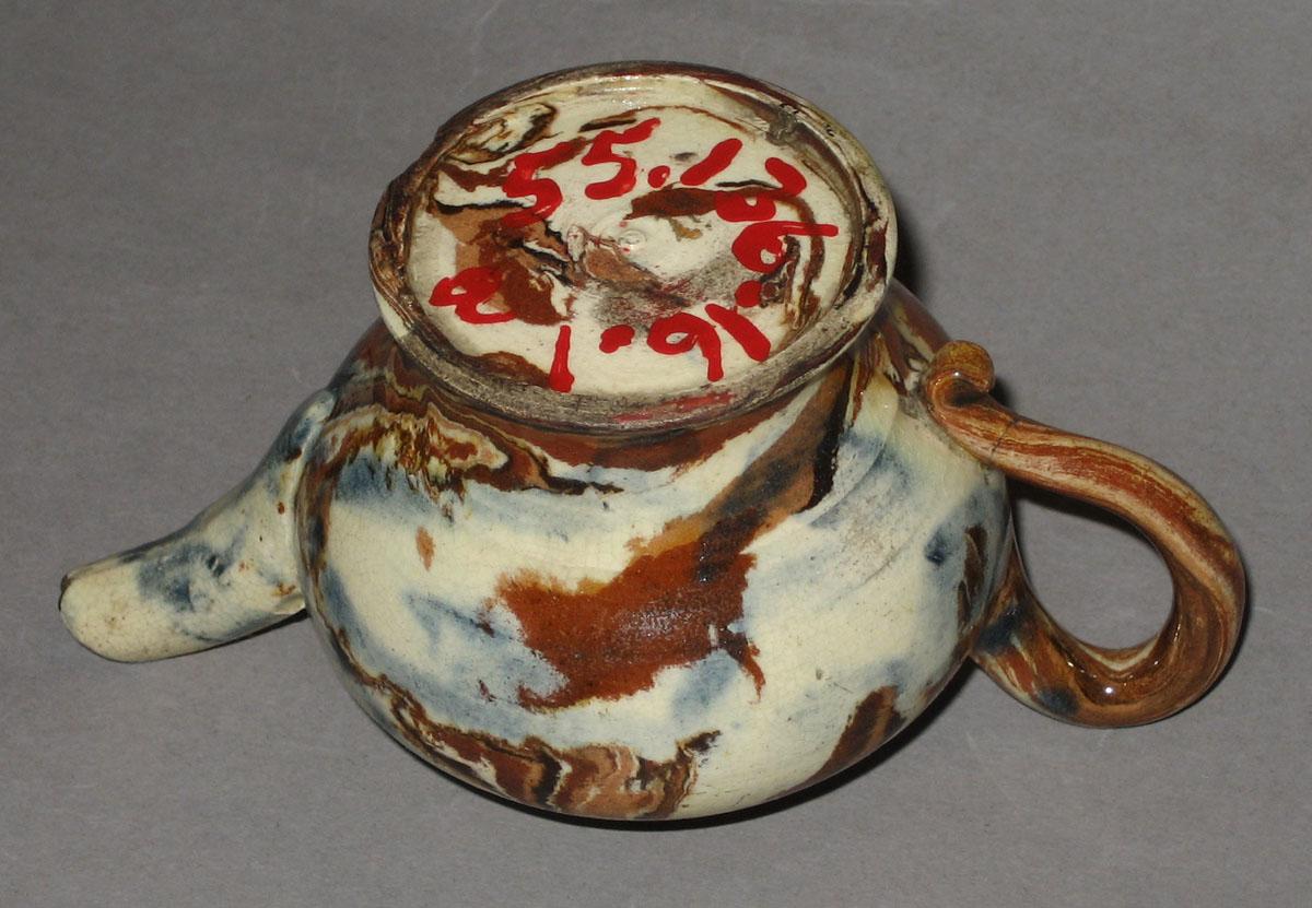 1955.0136.016.001 A Teapot (underside)