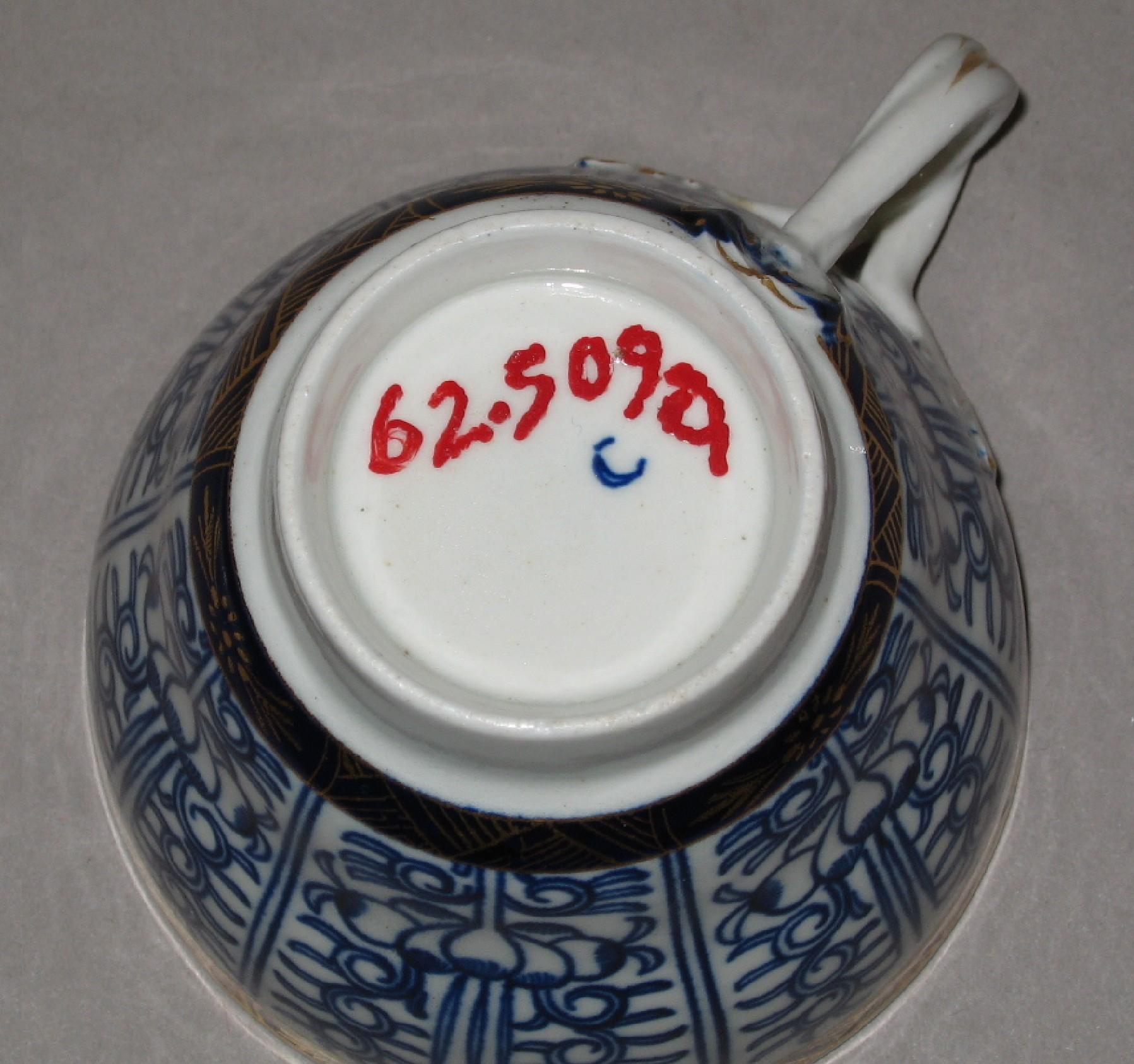 1962.0509 A Soft-paste porcelain "Royal Lily" patterned teacup (mark)