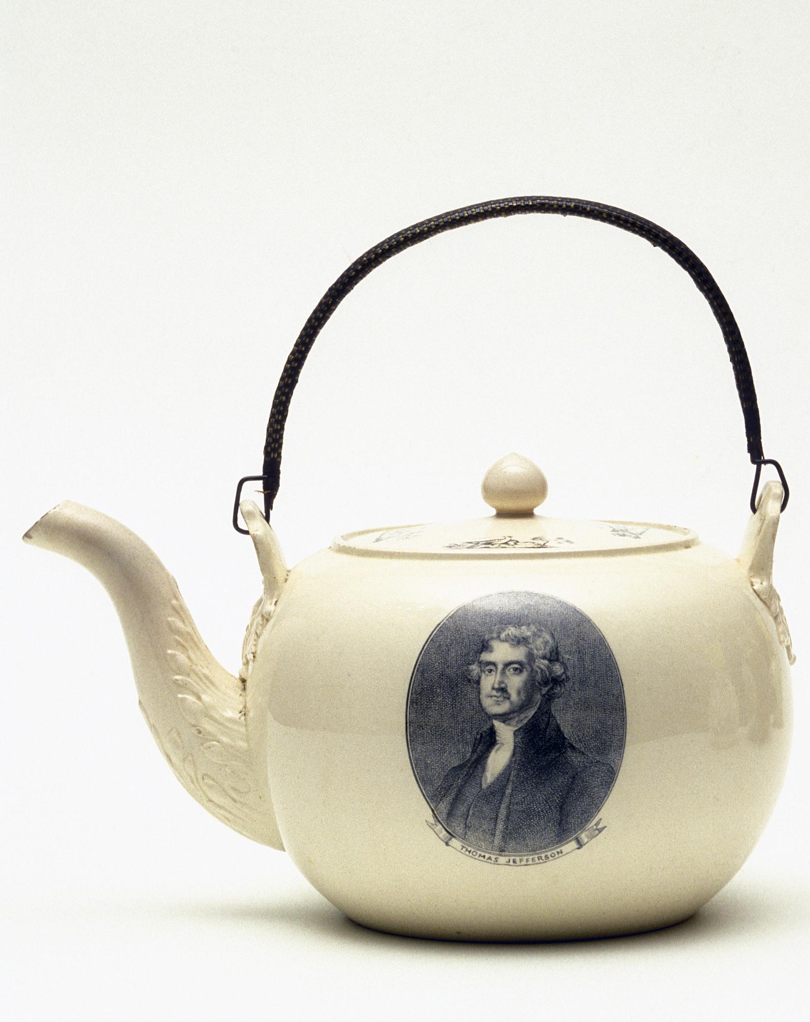1962.0558 A, B Teapot, side 1