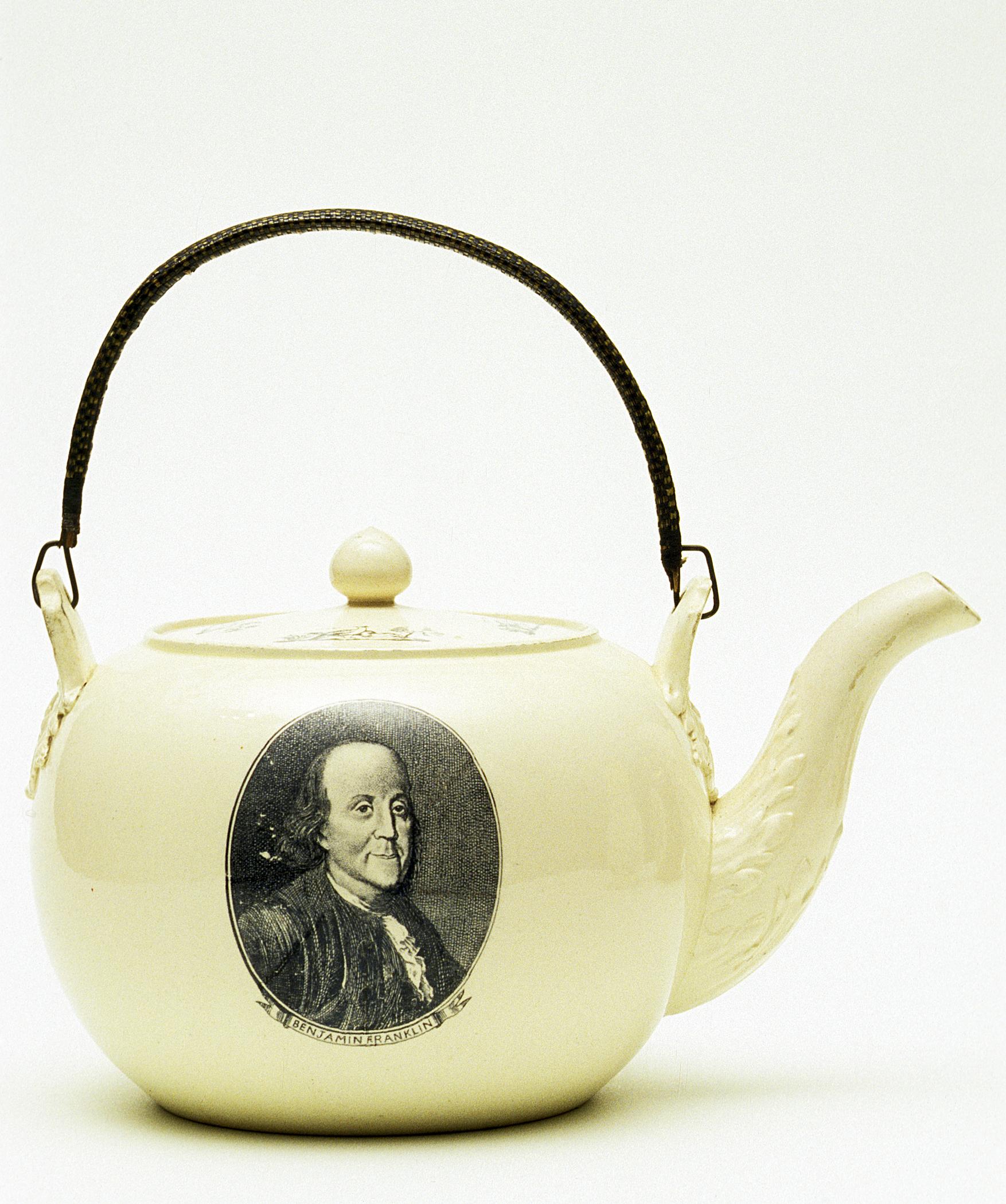 1962.0558 A, B Teapot, side 2