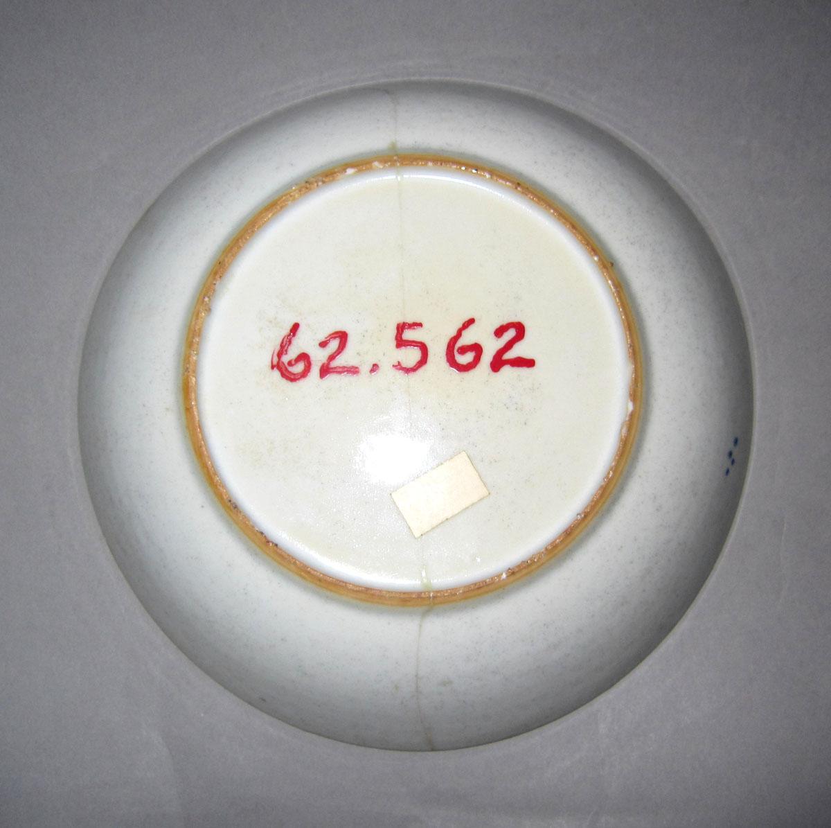 1962.0562 Porcelain saucer underside
