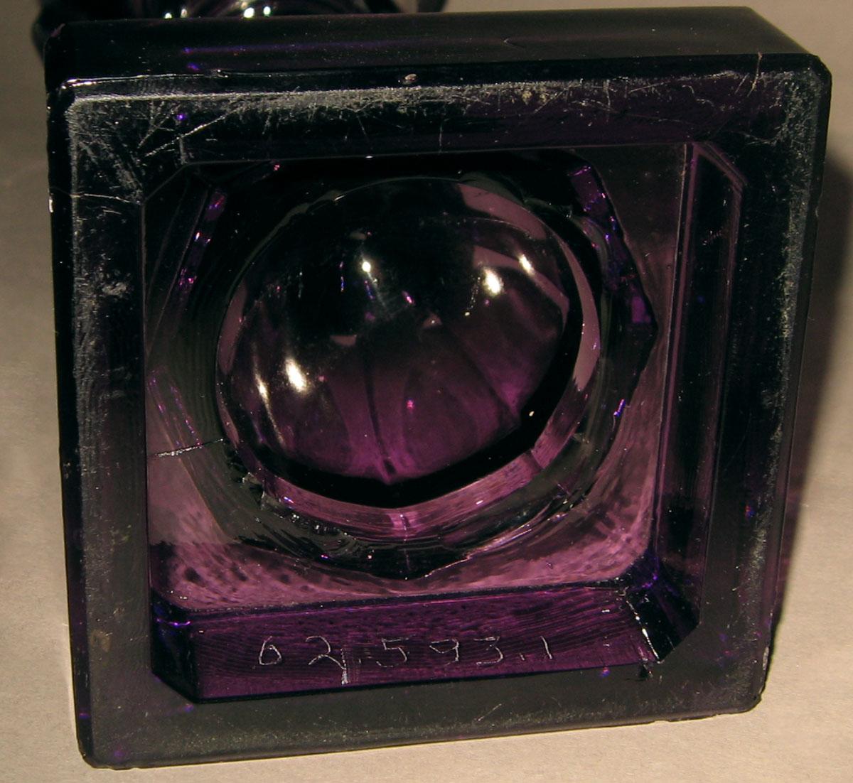 1962.0593.001 Glass oil lamp (underside)