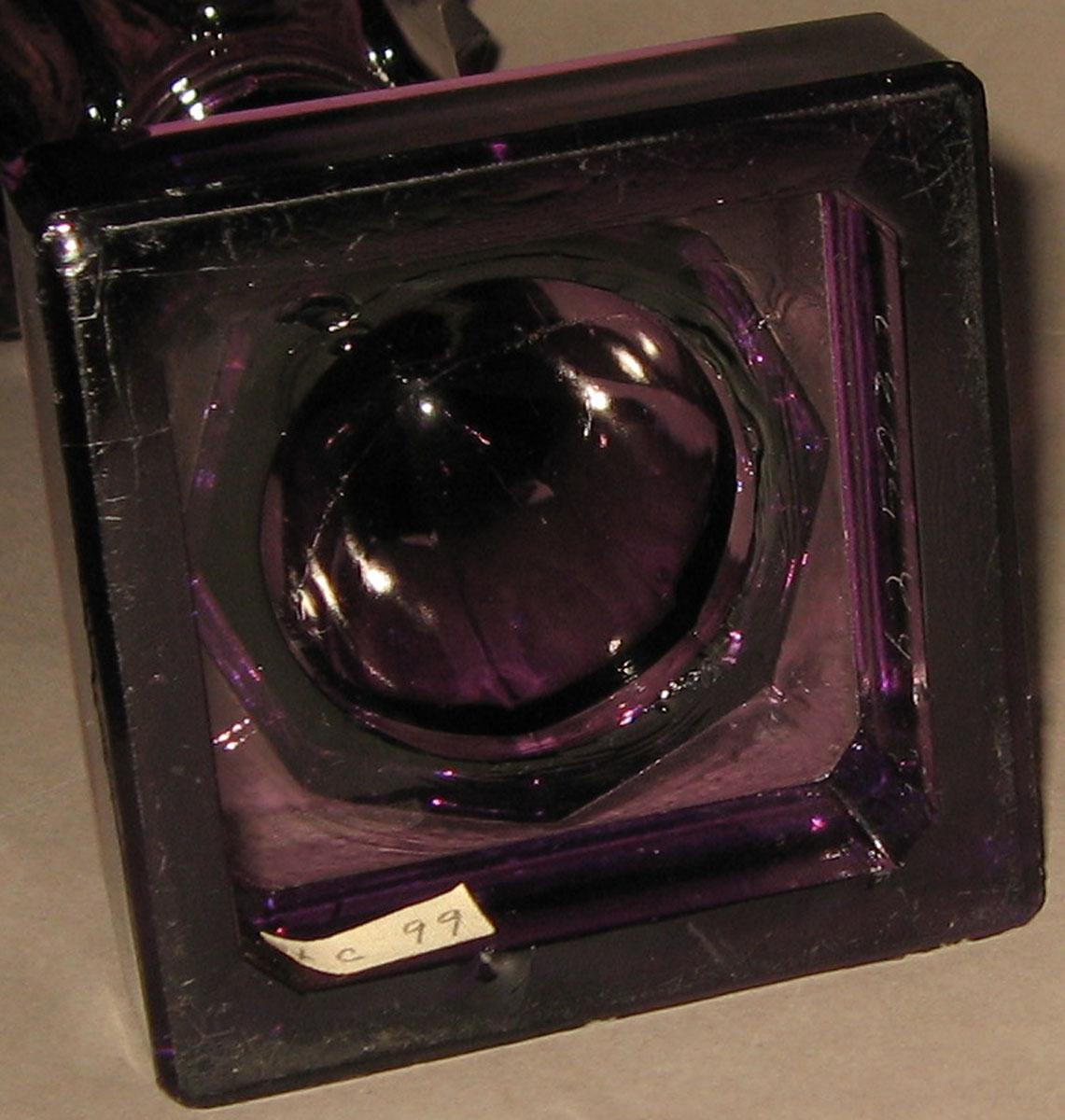 1962.0593.002 Glass oil lamp (underside)