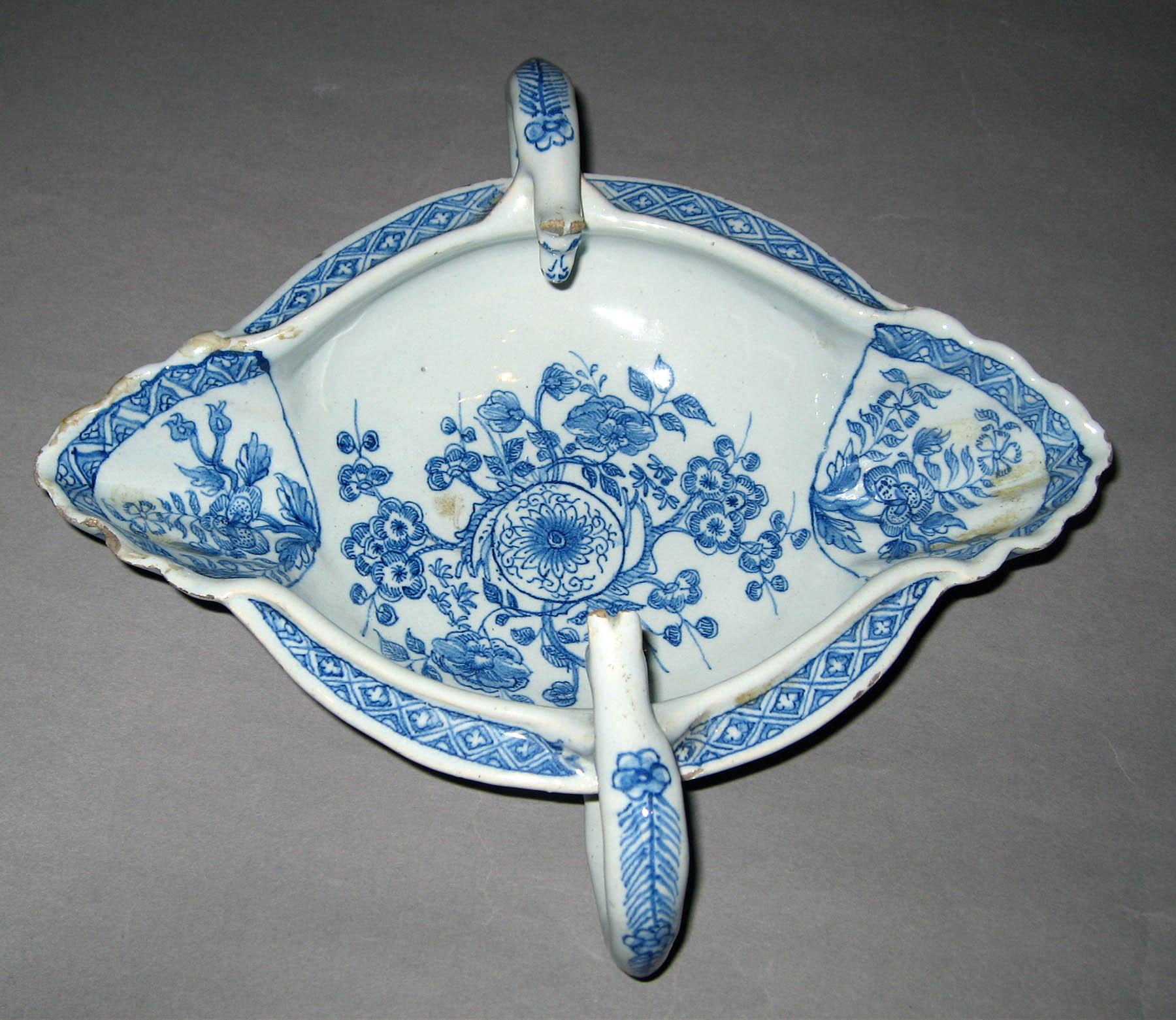 1962.0595 (view 2) Earthenware sauceboat
