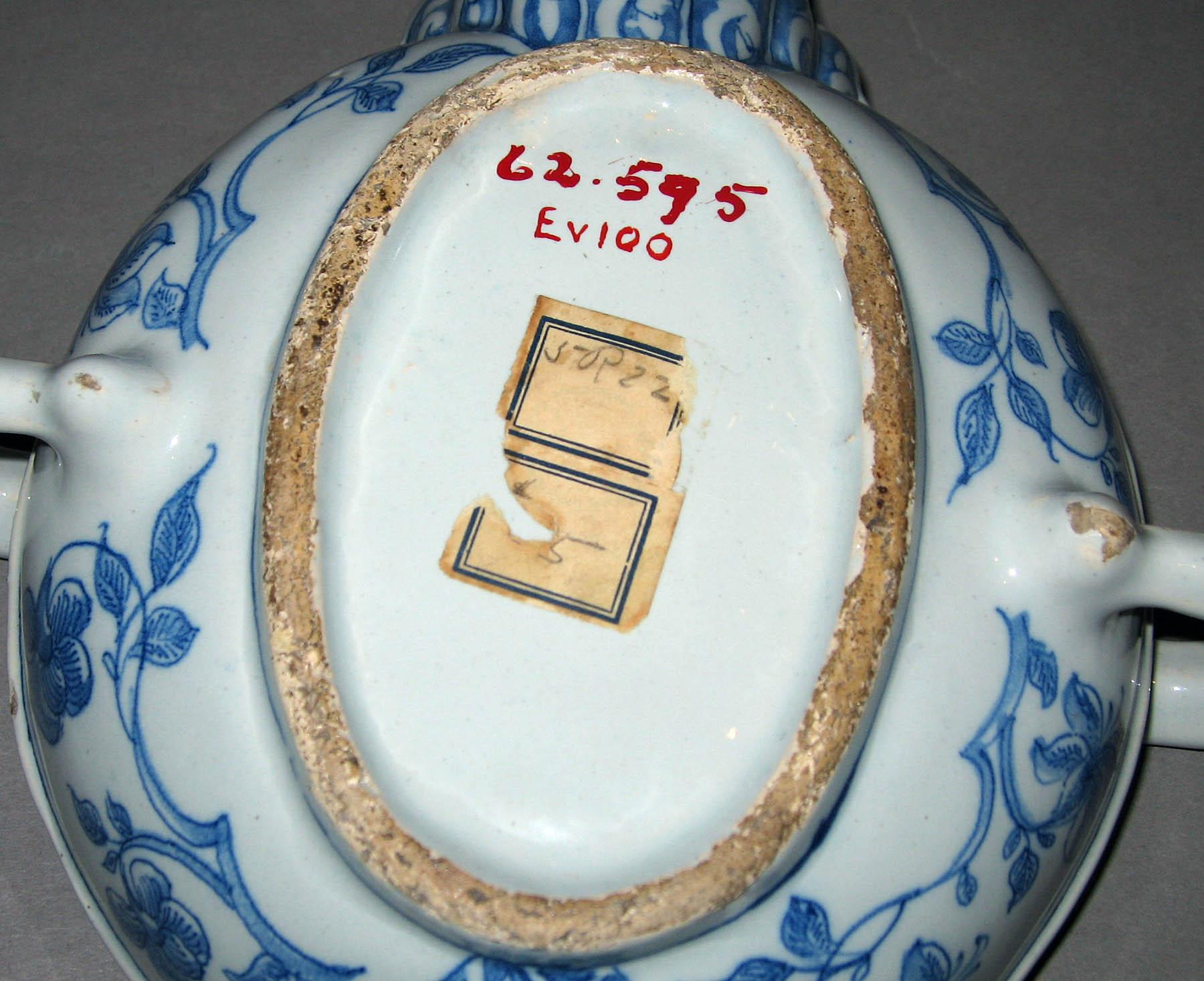 1962.0595 Earthenware sauceboat (underside)