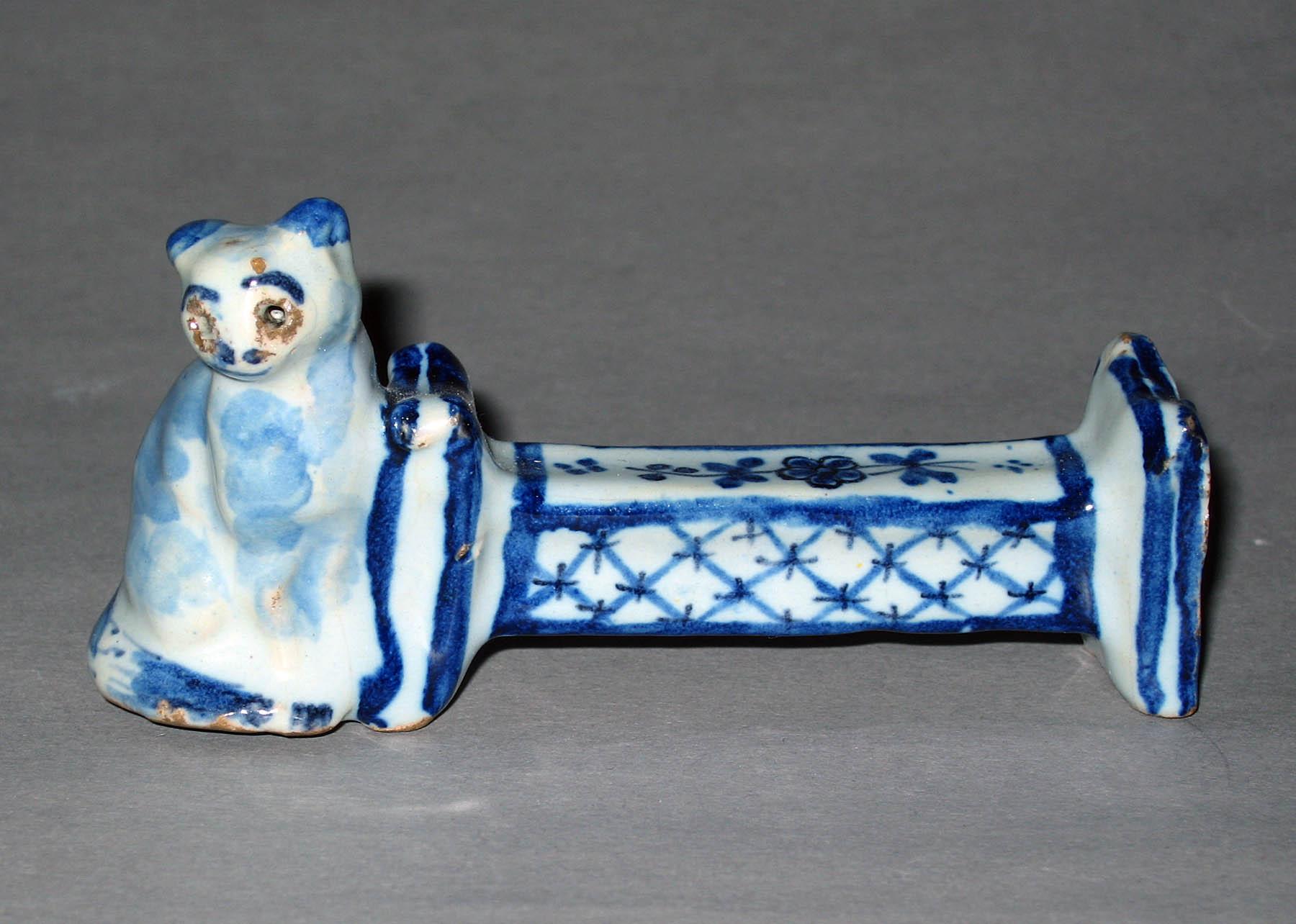 1962.0597 Earthenware knife rest