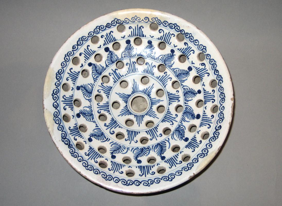 1962.0598 Colander bowl upper
