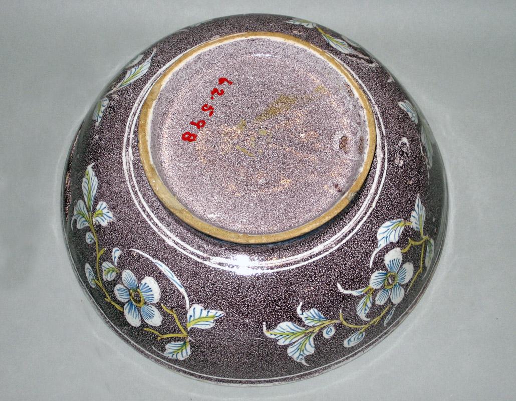 1962.0598 Colander bowl underside