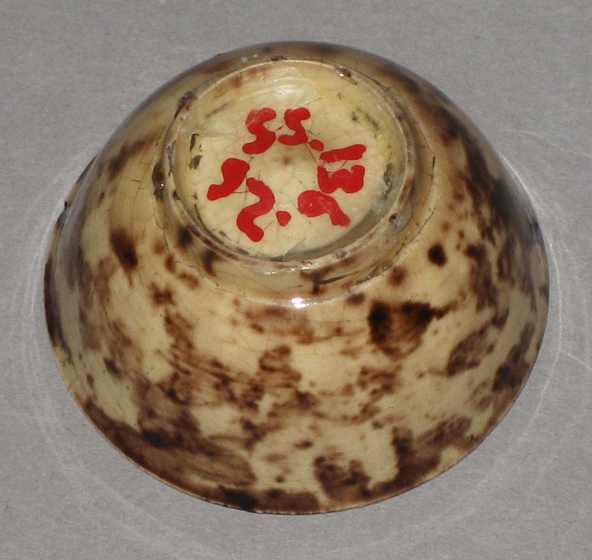 1955.0136.026 Miniature teabowl (underside)