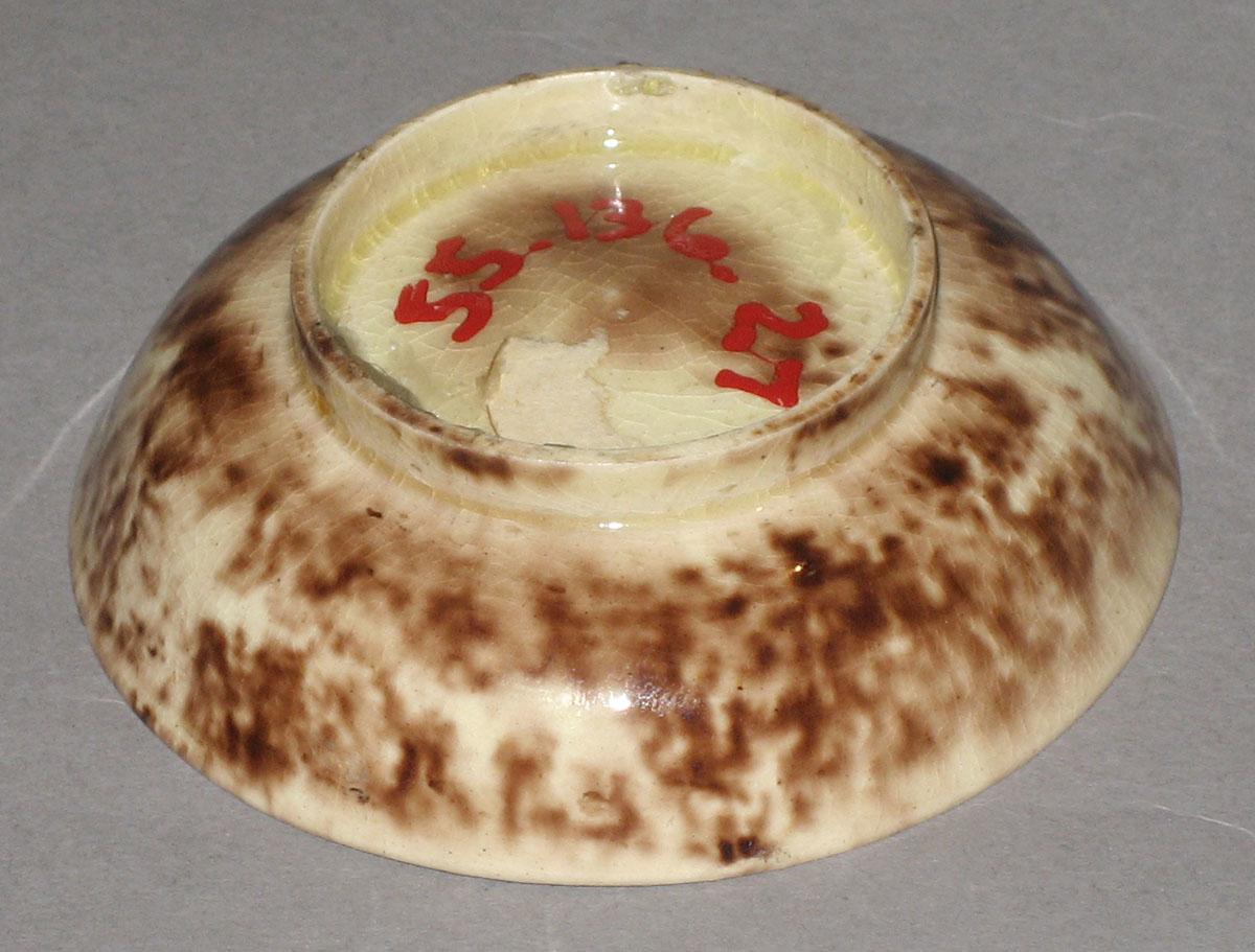 1955.0136.027 Saucer, underside