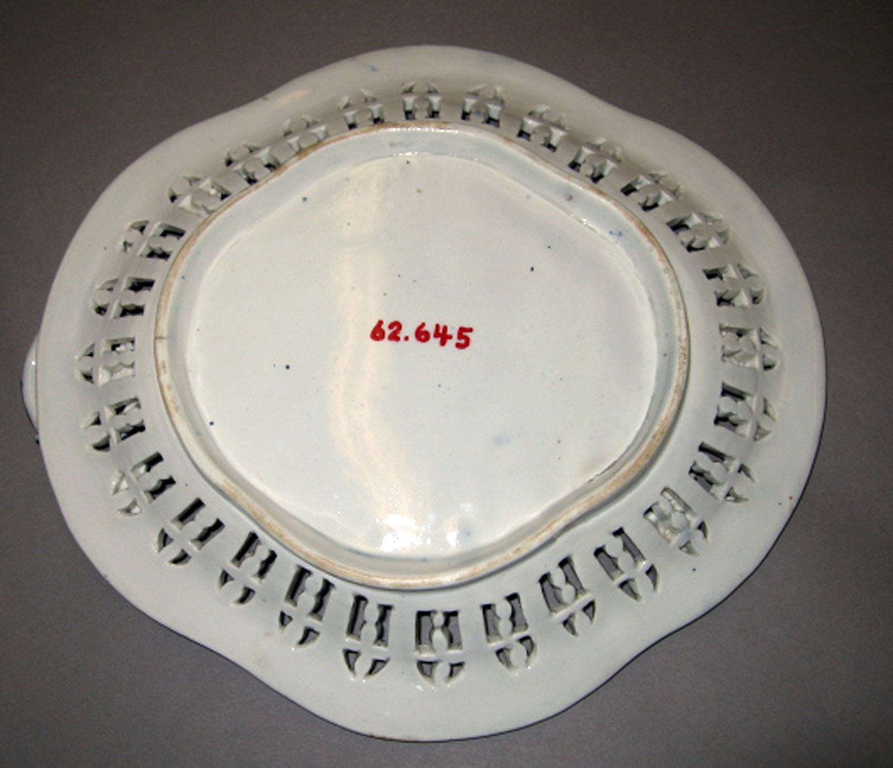 1962.0645 Late porcelain dish (underside)