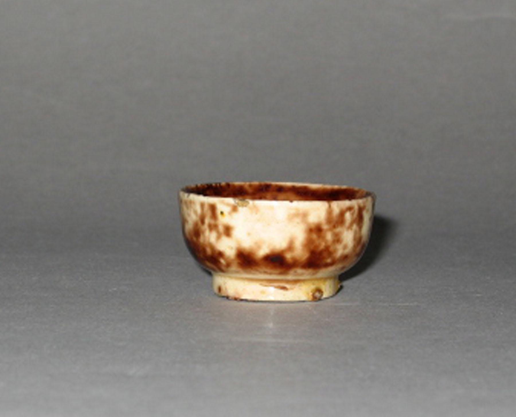 1955.0136.028 Creamware teabowl