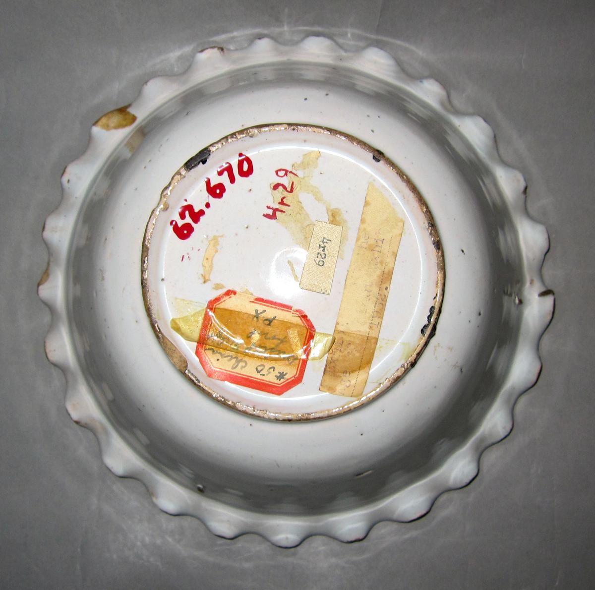 1962.0670 Delf bowl underside