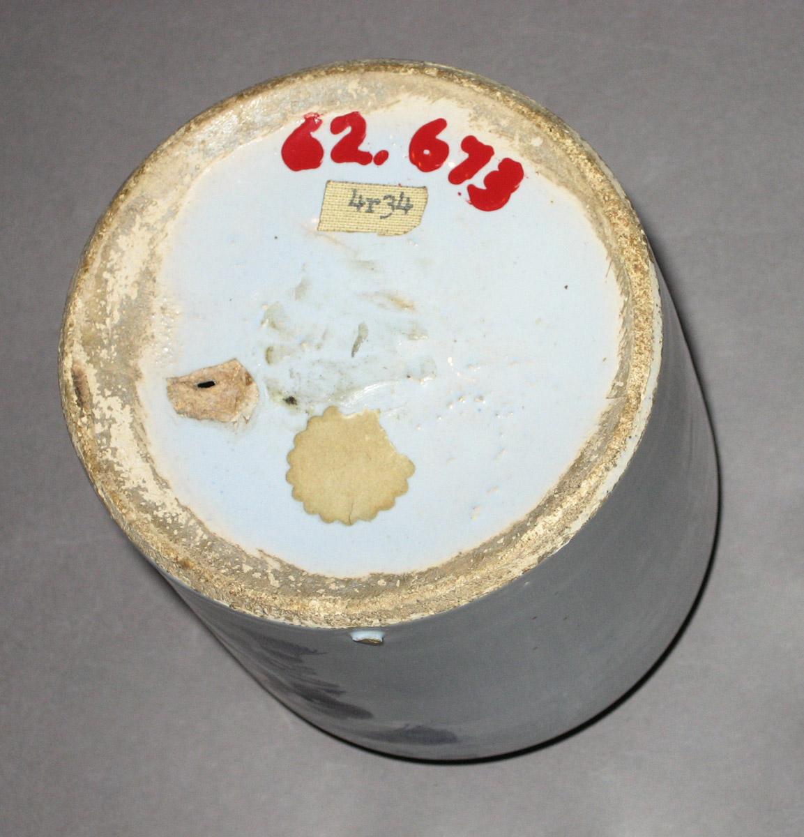 1962.0673 Delft apothecary pot or dry drug jar (bottom)