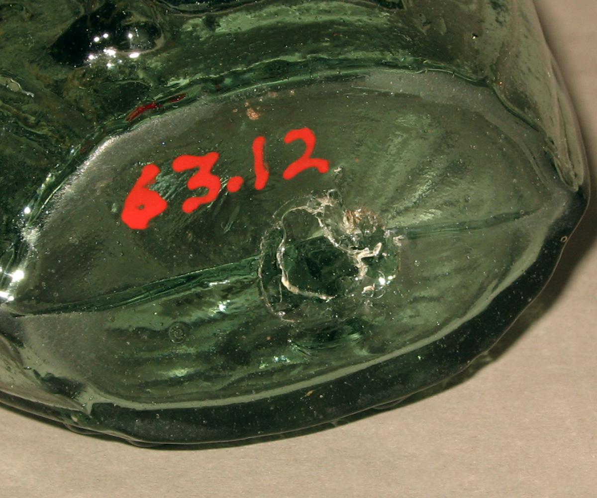1963.0012 Glass flask (underside)
