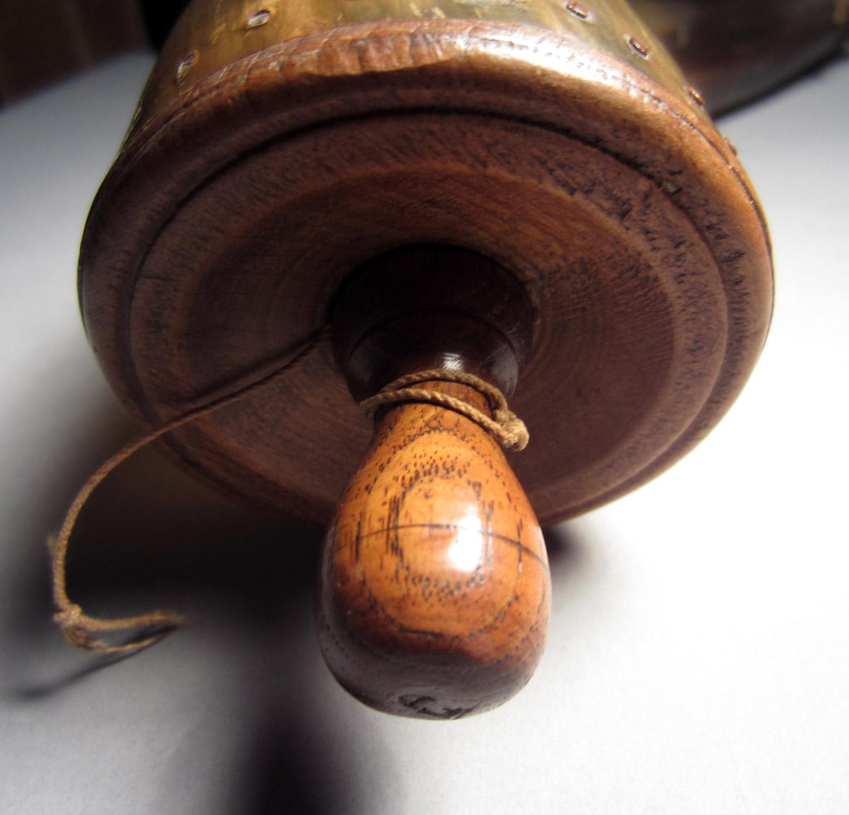 1963.0156.012 A-C Powder horn, Top 2