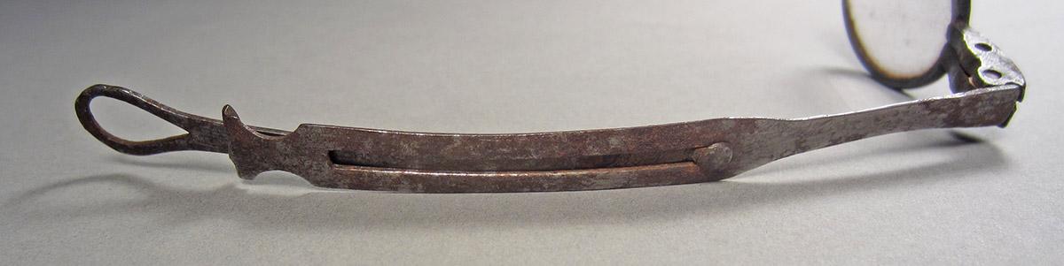 1963.0156.014 A, Eyeglasses, arm side 2