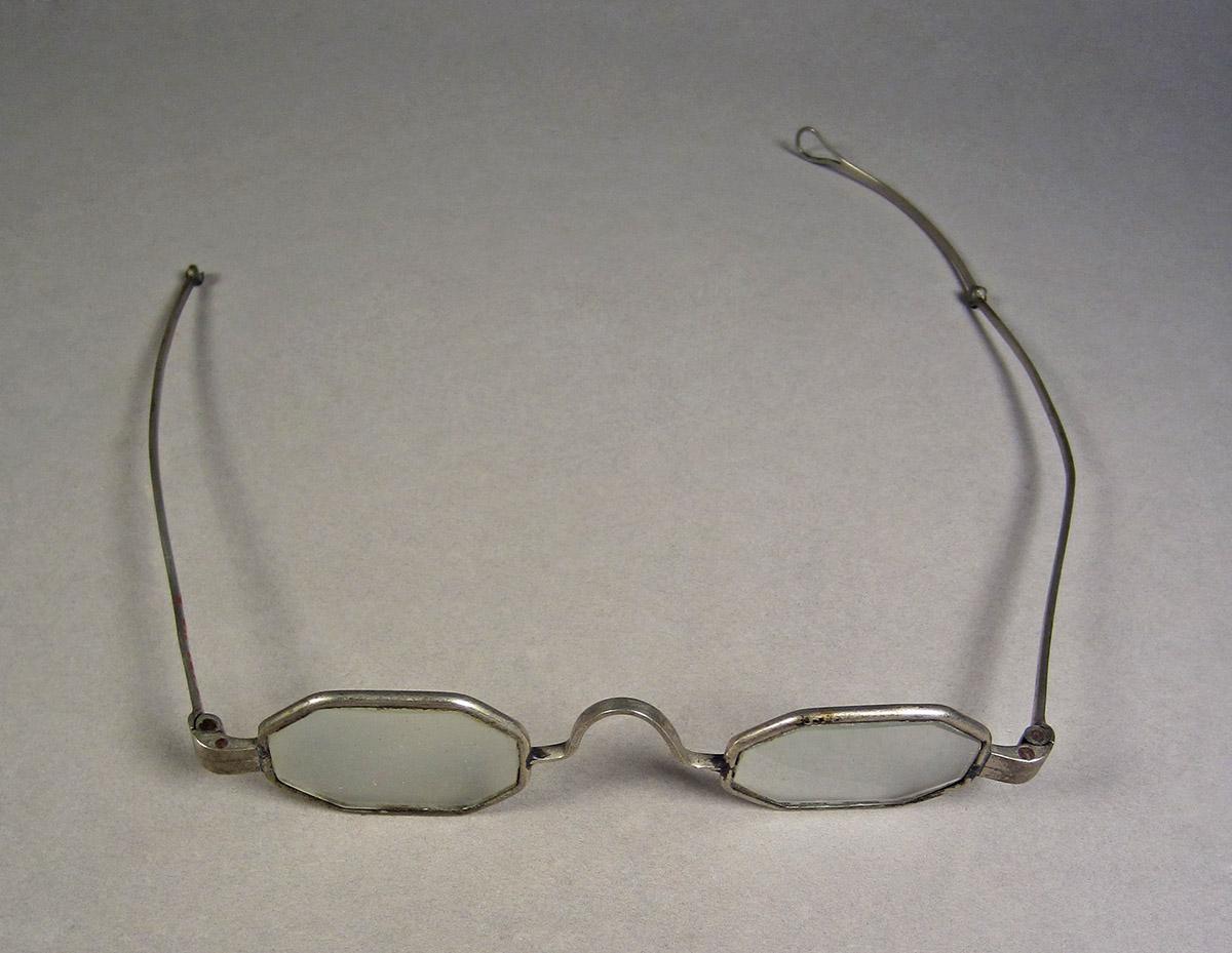 1963.0156.040 B, Eyeglasses, angle