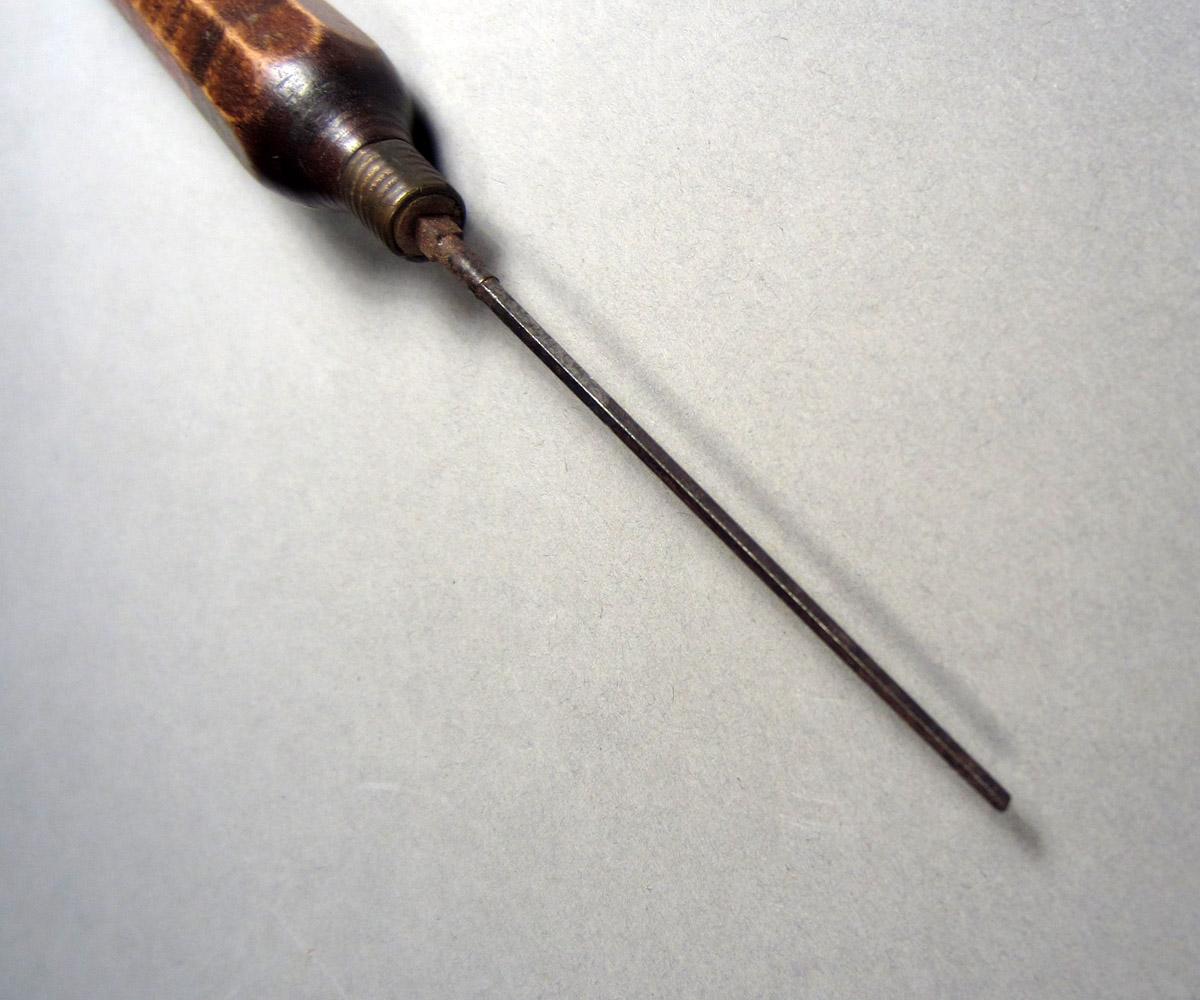 1963.0156.045 Oiling rod, Detail