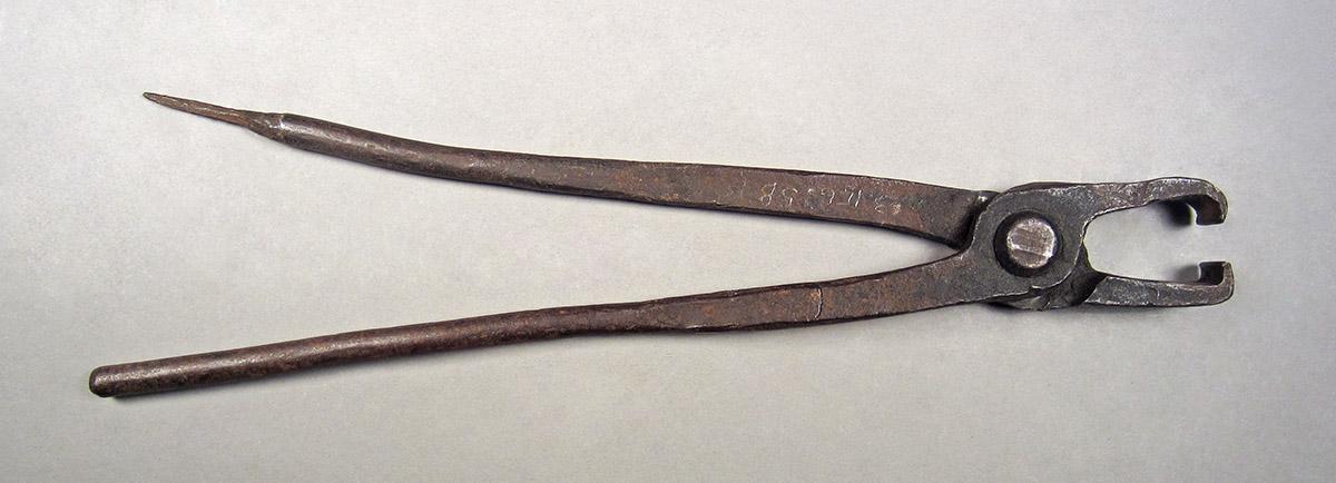 1963.0156.058, Pincers, side 1