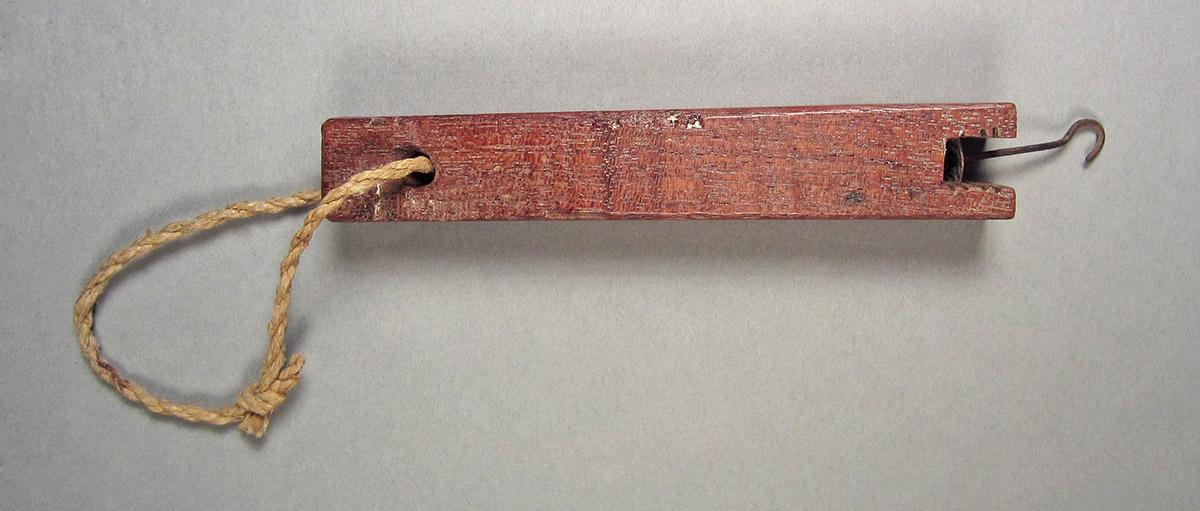 1957.0026.384, Pendulum hanger, side 1